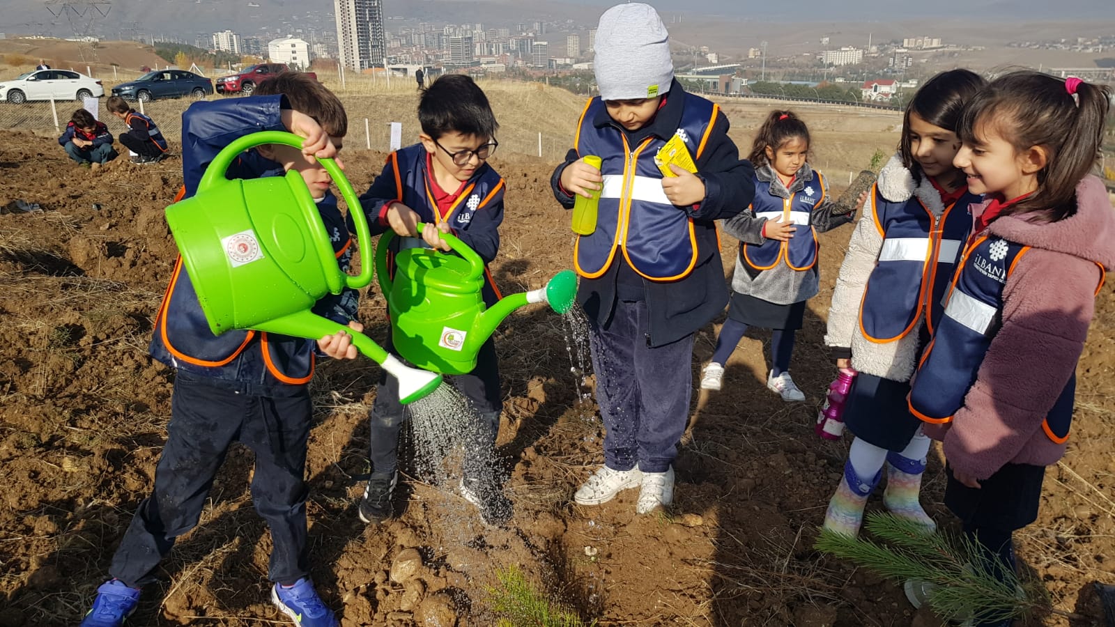 ''İLBANK HATIRA ORMANI'' MİNİK YÜREKLERİN ELLERİYLE OLUŞTURULDU